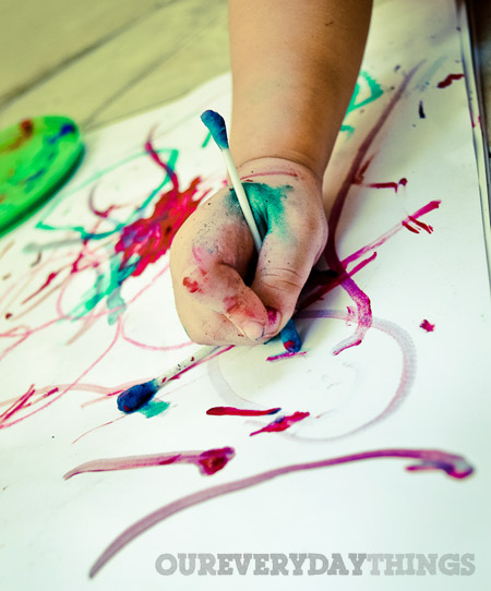 Activity for Toddlers : Painting with Cotton Swabs and Fingers